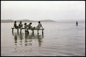 1963 Keveházi János (?-?) kőbányai fotóművész hagyatékából 242 db vintage negatív, sokféle témáról, kutatást igénylő helyszínekről, mert a negatívok tároló tasakján nincs több információ, csak az évszám (1963 és 1965), 24x36 mm