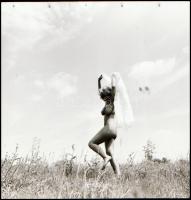 cca 1988 A meztelenség természetes állapot, Menesdorfer Lajos (1941-2005) budapesti fotóművész hagya...