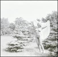 cca 1988 A meztelenség természetes állapot, Menesdorfer Lajos (1941-2005) budapesti fotóművész hagya...