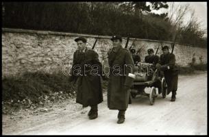 cca 1952 Fegyveres katonák és civilek kiképzése, gyakorlatozása, 12 db vintage negatív Kotnyek Antal...