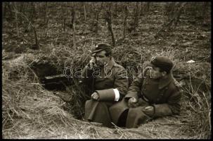 cca 1952 Fegyveres katonák és civilek kiképzése, gyakorlatozása, 12 db vintage negatív Kotnyek Antal...