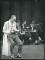 cca 1961 Szociofotó képriport a budapesti lóversenypálya közönségéről, 13 db jelzés nélküli, vintage...