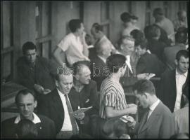 cca 1961 Szociofotó képriport a budapesti lóversenypálya közönségéről, 13 db jelzés nélküli, vintage...