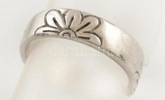 Ezüst(Ag) virágmintás gyűrű, jelzett, méret: 51, nettó: 3,8 g