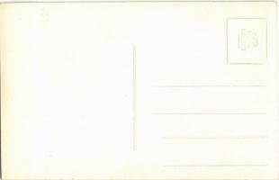 Balaton, fakutyázó hölgyek a befagyott tó jegén télen. photo