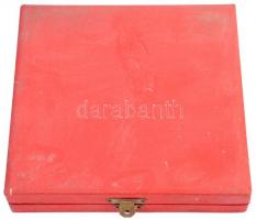 DN "Fakóan szirma ne omoljon: Piros virág volt: pirosodjon. - Ady" Br emlékérem dísztokban...