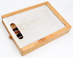 Komplett kés és konyhai eszköz készlet, újszerű állapotban, használt vágólappal, 38×29×6,5 cm