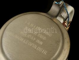 Német porcelán sörös korsó, ón fedéllel, matricás, jelzett, kis kopásnyomokkal, m: 17 cm