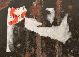 Stekly Zsuzsa (1954-): Pipás öreg. Tűzzománc, fém, kis kopásokkal, 20×12 cm