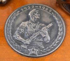 1957-1967 Munkásőr, irizáló mázas fém szobor, fa talapzaton, emlékérmével, m: 20 cm