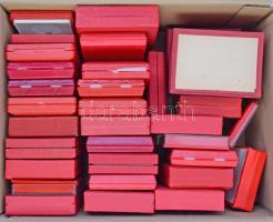 Vegyes 35db-os szocialista kitüntetés tétel, civil és katonai darabok is, eredeti tokban, néhány dar...