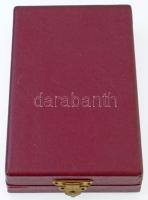 1964. "A Munka Érdemrend" arany fokozata, rövidsugaras változat, a jelvénytest egy darabbó...