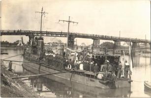 A Magyar Királyi Folyamőrség "Szeged" őrnaszádja (monitor), katolikus szentmise a fedélzeten. Hungária fényképészet / Hungarian Royal River Guard ship, Catholic mass on deck. photo (ragasztónyom / gluemark)