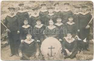 1916 SMS Alpha Osztrák-Magyar Monarchia torpedókiképző hajó matrózai / K.u.K. Kriegsmarine / WWI Austro-Hungarian Navy SMS Alpha mariners group photo + "K.u.K. Kriegsmarine SMS Alpha" (Rb)