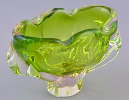 Virágkehely alakú zöld üveg váza, kis kopásnyomokkal, 15×8×10 cm