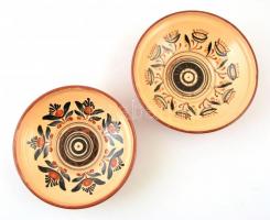 Festett mázas, cserép falitányér pár, d: 20,5 és 19,5 cm