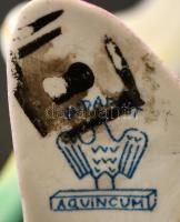 Aquincumi porcelán papagáj, kézzel festett, jelzett, apró kopásnyomokkal, m: 8 cm