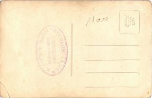 Budapest II. Bierbaum Lajos fűszer és csemege üzlete, tulajdonos és személyzet a bejárat előtt, férf...