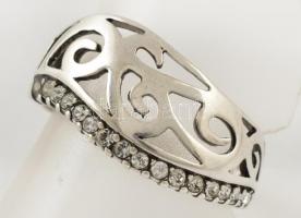 Ezüst(Ag) apró kövekkel díszített áttört gyűrű, jelzett, méret: 58, bruttó: 3,5 g