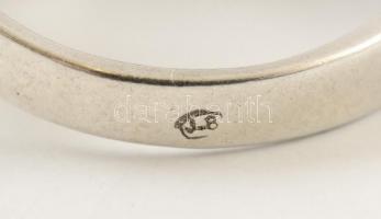 Ezüst(Ag) apró kövekkel díszített áttört gyűrű, jelzett, méret: 58, bruttó: 3,5 g