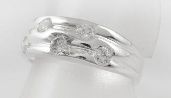 Ezüst(Ag) háromsávos, köves gyűrű, jelzett, méret: 57, bruttó: 3,7 g