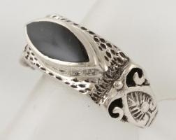 Ezüst(Ag) fekete köves gyűrű, jelzett, méret: 49, bruttó: 6,7 g