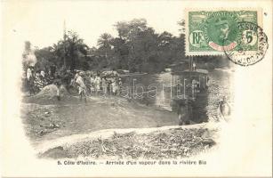Cote dIvoire, Ivory Coast; Arrivée dun vapeur dans la riviére Bia / steamer on the Bia river