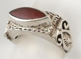 Ezüst(Ag) gyűrű, bordó köves díszítéssel, jelzett, méret: 49, bruttó: 6,1 g