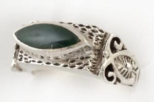 Ezüst(Ag) gyűrű, zöld köves díszítéssel, jelzett, méret: 55, bruttó: 6,2 g