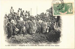 Cote dIvoire, Ivory Coast; Indigénes de la riviére Bia attendant larrivée dun vapeur / Bia river, natives, African folklore