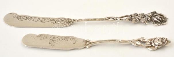 Ezüst(Ag) rózsás jelű vajas kés, jelzéssel és jelzés nélkül, h: 14,3 és 17 cm, nettó: 44,3 g