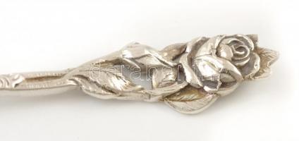 Ezüst(Ag) rózsás jelű vajas kés, jelzéssel és jelzés nélkül, h: 14,3 és 17 cm, nettó: 44,3 g