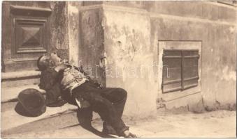 1911 Selmecbánya, Schemnitz, Banská Stiavnica; hajléktalan férfi az utcán / homeless man on the street. photo (non PC)