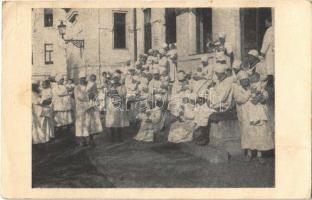 1929 Debrecen, M. Kir. állami gyermekmenhely, anyák csecsemőkkel (EB)