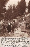 1904 Tátra, Vysoké Tatry; Csorbató, kirándulók / Strbské Pleso / lake, hiking people. photo