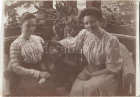 1909 Szováta-fürdő, Baia Sovata; hölgyek kutyával / ladies with dog. photo (vágott / cut)