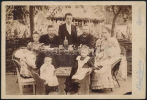 1895 Illyés János családja Harsányban, keményhátú fotó Schmidt Ágoston műterméből, 11×16,5 cm