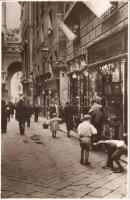 Genova, Vecchia Genova Artistica, Biancheria Maglieria / old street, Linen Knitwear shop (gluemarks)