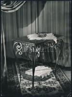 Járai Rudolf (1913-1993): Fém asztal terítővel, pecséttel jelzett fotó, felületén törésnyommal, 24×18 cm