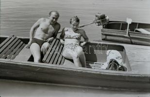 cca 1950-1970 Cipősdoboznyi fotónegatív utazásokról, tájakról, vegyes méretben