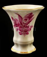 Herendi virágmintás kis váza, kézzel festett, jelzett, kopásnyomokkal, apró kopásnyomokkal, m: 7 cm