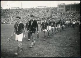 cca 1950-1960 Magyar ifjúsági labdarúgó válogatott, Bojár Sándor pecséttel jelzett fotója, felületén törésnyom, 13×18 cm