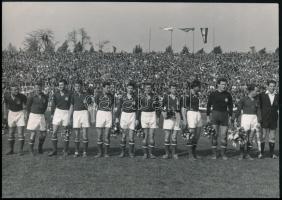 cca 1950-1960 Magyar ifjúsági labdarúgó válogatott, fotó, hátoldalon feliratozva, 13×18 cm