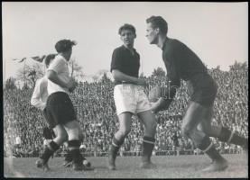 cca 1950-1960 Magyar ifjúsági labdarúgó válogatott, pecséttel jelzett fotó, 13×18 cm