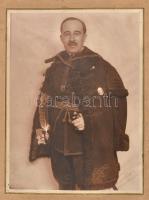 cca 1926 A vitézi rend tagja vitézi formaruhában, kartonra kasírozott fotó Tapasztó műterméből, 22×15,5 cm