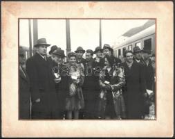 1948 Kékessy Andrea és Király Ede hazatérésekor az 1948-as St. Moritz-i téli olimpiáról, ahol 2. helyet szereztek, körülöttük MOB küldöttsége és elnöksége, hátoldalon feliratozott fotó, paszpartuban, 16×22 cm