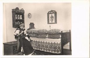 Kalotaszeg, Tara Calatei; ágyas szoba, belső / Transylvanian folklore, bedroom interior