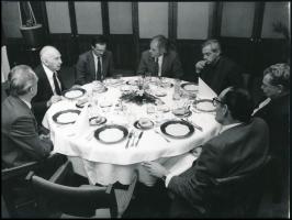 1984 André Kertész (1894-1985) a részére rendezett díszebéden, André Kertész balról a második, politikusok és Féner Tamás fotóművész társaságában, eredeti publikált fotó, 18×24 cm