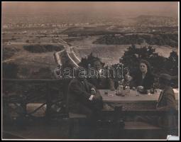 cca 1930-1940 Móricz Zsigmond (1879-1942) fotója, ismeretlen társasággal, azonosítatlan helyszínen, az egyik sarkán hiánnyal, 23x29 cm