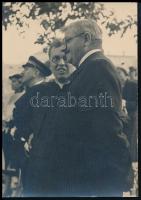 1938 dr. Etter Jenő (1897-1973) esztergomi főügyész, későbbi polgármester és gróf Almásy József a Királyi Várban a kormányzóra várva, hátoldalon feliratozott fotó, 11×8 cm